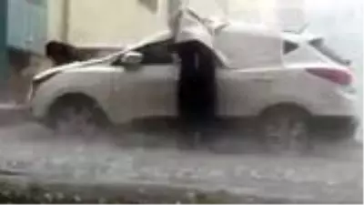 İstanbul'u dolu vurdu, vatandaşlar araçlarına koştu İstanbul'u dolu vurdu, vatandaşlar araçlarına koştu