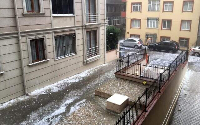 İstanbul'u dolu vurdu, vatandaşlar araçlarına koştu İstanbul'u dolu vurdu, vatandaşlar araçlarına koştu