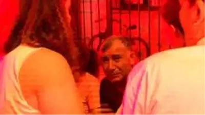 İzmir'de 3 katlı binanın teras katında tüp patladı İzmir'de 3 katlı binanın teras katında tüp patladı