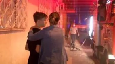 İzmir'de 3 katlı binanın teras katında tüp patladı İzmir'de 3 katlı binanın teras katında tüp patladı