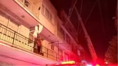 İzmir'de 3 katlı binanın teras katında tüp patladı İzmir'de 3 katlı binanın teras katında tüp patladı