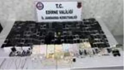Kaçak göçmenlerin para ve eşyalarını gasbeden 3 Suriyeli, yakalandı Kaçak göçmenlerin para ve eşyalarını gasbeden 3 Suriyeli, yakalandı