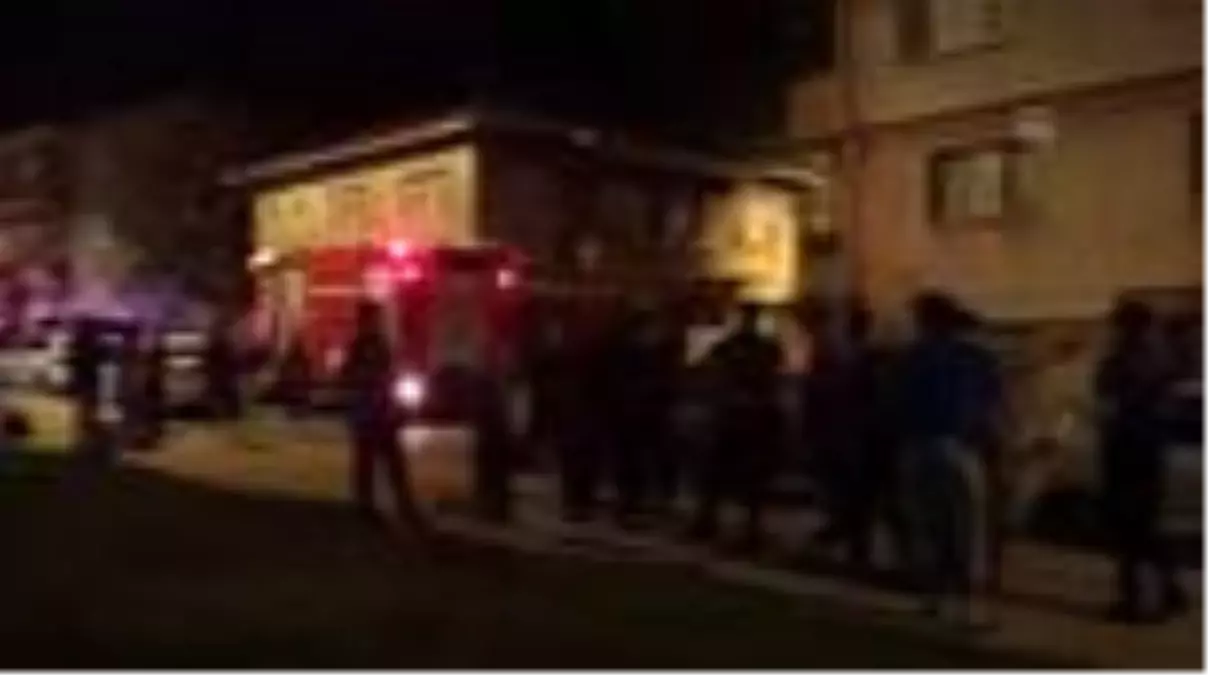 Son Dakika: Kadıköy'de 3 katlı binada yangın çıktı