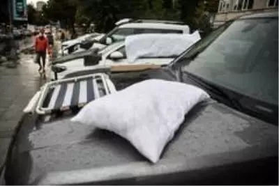 Kadıköy'de araçları doludan yastık yorganla korudular