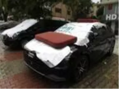 Kadıköy'de araçları doludan yastık yorganla korudular