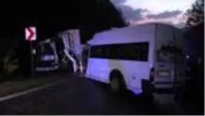 Kamyon ile minibüs çarpıştı: 15 yaralı Kamyon ile minibüs çarpıştı: 15 yaralı