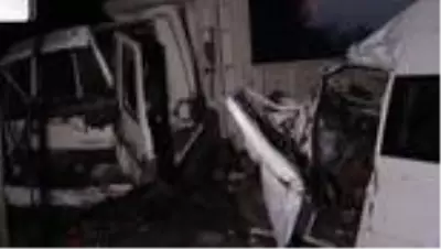 Kamyon ile minibüs çarpıştı: 15 yaralı Kamyon ile minibüs çarpıştı: 15 yaralı