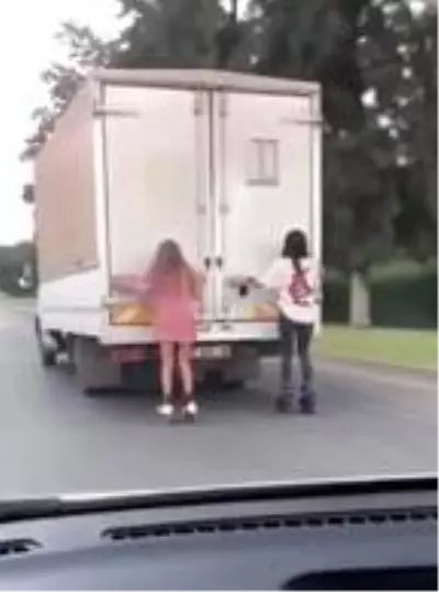 Kamyonete tutunan patenli kızlar: Ağabey çekme, annem kızıyor Kamyonete tutunan patenli kızlar: Ağabey çekme, annem kızıyor