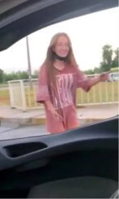 Kamyonete tutunan patenli kızlar: Ağabey çekme, annem kızıyor Kamyonete tutunan patenli kızlar: Ağabey çekme, annem kızıyor
