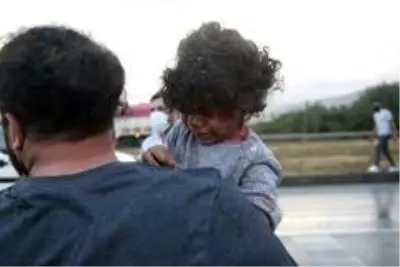 Kamyonette can pazarı...Vatandaşlar dakikalarca kazada yaralanan küçük çocuk ile ilgilendi Kamyonette can pazarı...Vatandaşlar dakikalarca kazada yaralanan küçük çocuk ile ilgilendi