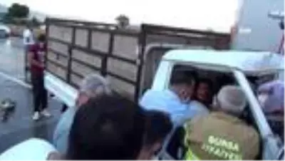 Kamyonette can pazarı...Vatandaşlar dakikalarca kazada yaralanan küçük çocuk ile ilgilendi Kamyonette can pazarı...Vatandaşlar dakikalarca kazada yaralanan küçük çocuk ile ilgilendi