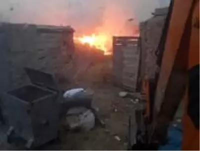 Ahırda başlayıp samanlık ile eve sıçrayan yangın güçlükle söndürüldü Ahırda başlayıp samanlık ile eve sıçrayan yangın güçlükle söndürüldü