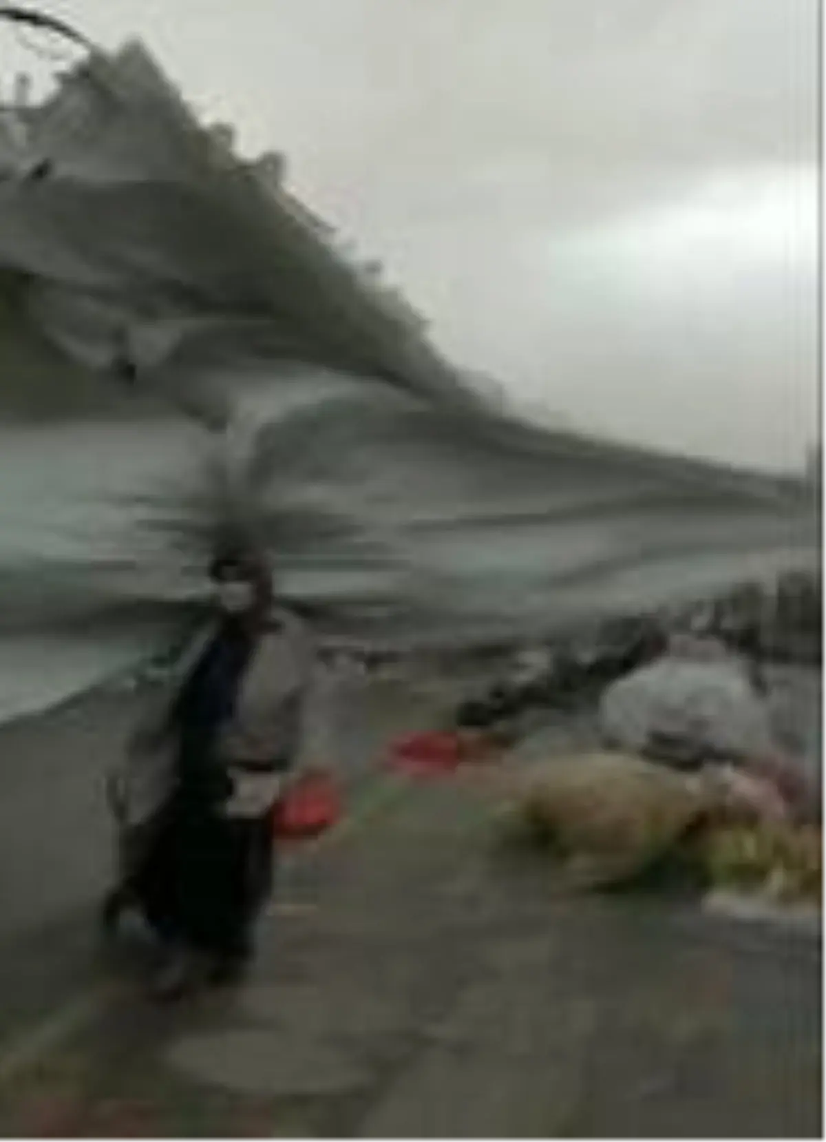 Karaman'da fırtına pazarcıların çadırlarını uçurdu