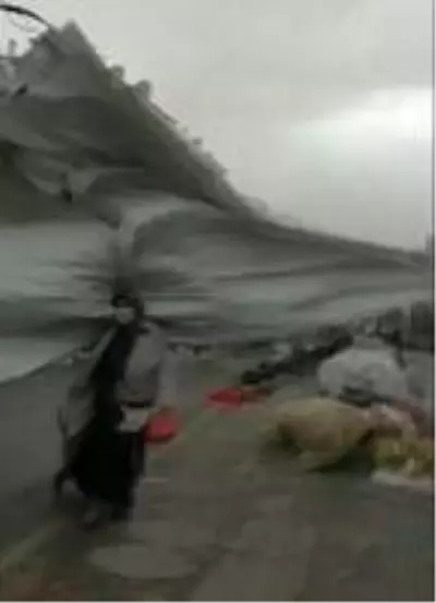 Karaman'da fırtına pazarcıların çadırlarını uçurdu Karaman'da fırtına pazarcıların çadırlarını uçurdu