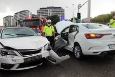 Kavşakta iki otomobil kavşakta çarpıştı: 1 yaralı Kavşakta iki otomobil kavşakta çarpıştı: 1 yaralı