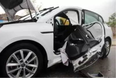 Kavşakta iki otomobil kavşakta çarpıştı: 1 yaralı Kavşakta iki otomobil kavşakta çarpıştı: 1 yaralı