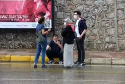 Kavşakta iki otomobil kavşakta çarpıştı: 1 yaralı Kavşakta iki otomobil kavşakta çarpıştı: 1 yaralı
