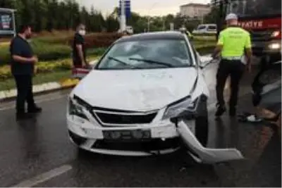 Kavşakta iki otomobil kavşakta çarpıştı: 1 yaralı Kavşakta iki otomobil kavşakta çarpıştı: 1 yaralı