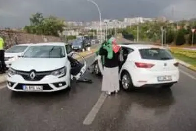 Kavşakta iki otomobil kavşakta çarpıştı: 1 yaralı Kavşakta iki otomobil kavşakta çarpıştı: 1 yaralı