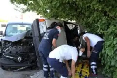 Kazada yaralanan sürücü sıkıştığı yerden camdan çıkarıldı Kazada yaralanan sürücü sıkıştığı yerden camdan çıkarıldı