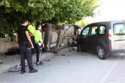 Kazada yaralanan sürücü sıkıştığı yerden camdan çıkarıldı Kazada yaralanan sürücü sıkıştığı yerden camdan çıkarıldı