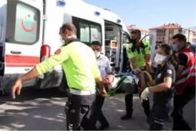 Kazada yaralanan sürücü sıkıştığı yerden camdan çıkarıldı Kazada yaralanan sürücü sıkıştığı yerden camdan çıkarıldı