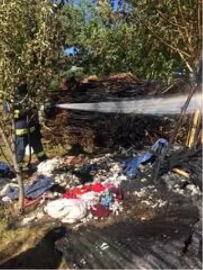 Kışın yakılmak üzere istiflenen odunlar yandı Kışın yakılmak üzere istiflenen odunlar yandı