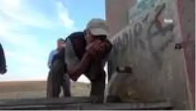 Kokusuna aldırmadan kana kana içiyorlar Kokusuna aldırmadan kana kana içiyorlar
