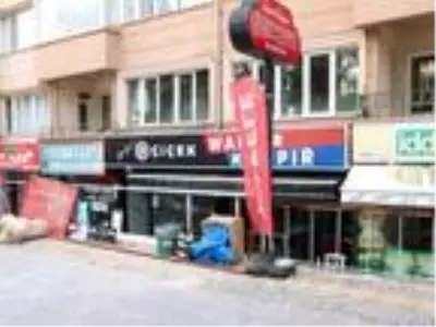 Kontrolden çıkan otomobil, iş yerine uçtu (2) Kontrolden çıkan otomobil, iş yerine uçtu (2)