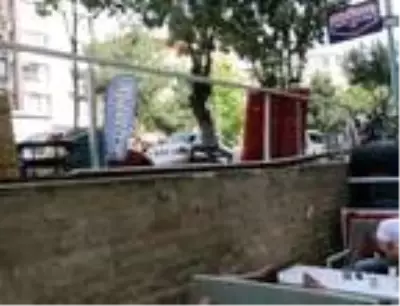 Kontrolden çıkan otomobil, iş yerine uçtu (2) Kontrolden çıkan otomobil, iş yerine uçtu (2)
