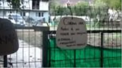 Kovid-19 nedeniyle misafir kabul etmediğini kapısına astığı yazıyla duyurdu Kovid-19 nedeniyle misafir kabul etmediğini kapısına astığı yazıyla duyurdu
