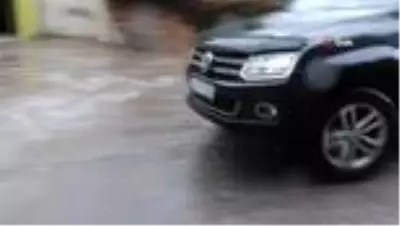 Kocaeli'de kuvvetli rüzgar ağaçları devirdi, yolları su bastı Kocaeli'de kuvvetli rüzgar ağaçları devirdi, yolları su bastı