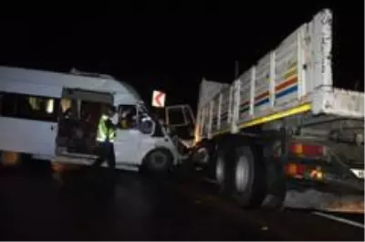 Minibüsle kamyon kafa kafaya çarpıştı: 1'i ağır 15 yaralı Minibüsle kamyon kafa kafaya çarpıştı: 1'i ağır 15 yaralı