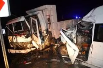 Minibüsle kamyon kafa kafaya çarpıştı: 1'i ağır 15 yaralı Minibüsle kamyon kafa kafaya çarpıştı: 1'i ağır 15 yaralı
