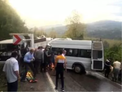 Minibüsle kamyon kafa kafaya çarpıştı: 1'i ağır 15 yaralı Minibüsle kamyon kafa kafaya çarpıştı: 1'i ağır 15 yaralı