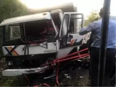 Minibüsle kamyon kafa kafaya çarpıştı: 1'i ağır 15 yaralı Minibüsle kamyon kafa kafaya çarpıştı: 1'i ağır 15 yaralı