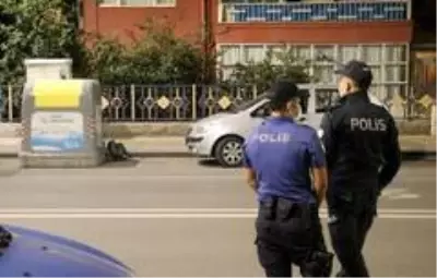 Geri dönüşüm konteyneri kenarına bırakılan öğrenci çantası paniğe neden oldu Geri dönüşüm konteyneri kenarına bırakılan öğrenci çantası paniğe neden oldu