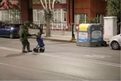 Geri dönüşüm konteyneri kenarına bırakılan öğrenci çantası paniğe neden oldu Geri dönüşüm konteyneri kenarına bırakılan öğrenci çantası paniğe neden oldu