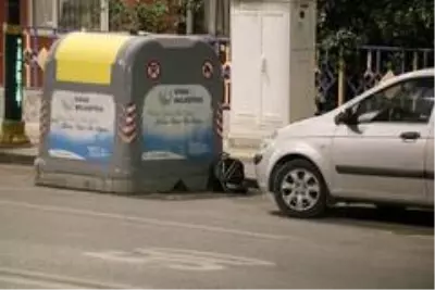Geri dönüşüm konteyneri kenarına bırakılan öğrenci çantası paniğe neden oldu Geri dönüşüm konteyneri kenarına bırakılan öğrenci çantası paniğe neden oldu