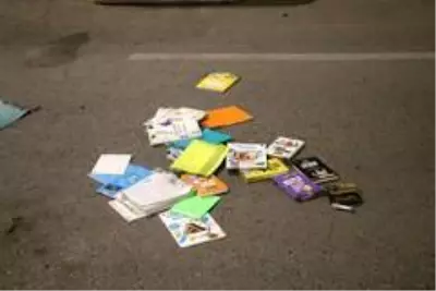 Geri dönüşüm konteyneri kenarına bırakılan öğrenci çantası paniğe neden oldu Geri dönüşüm konteyneri kenarına bırakılan öğrenci çantası paniğe neden oldu