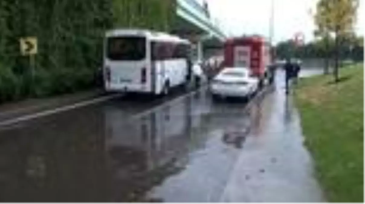 Okmeydanı'nda göle dönen yolda mahsur kalan araçlara itfaiye müdahale etti