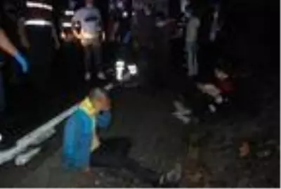 Orman işçilerini taşıyan minibüs ile kamyon çarpıştı: Biri ağır, 15 yaralı Orman işçilerini taşıyan minibüs ile kamyon çarpıştı: Biri ağır, 15 yaralı