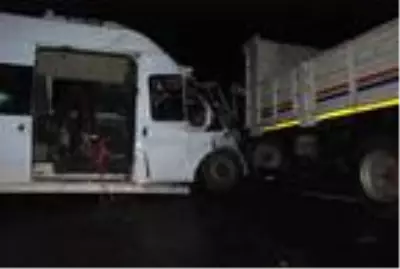 Orman işçilerini taşıyan minibüs ile kamyon çarpıştı: Biri ağır, 15 yaralı Orman işçilerini taşıyan minibüs ile kamyon çarpıştı: Biri ağır, 15 yaralı