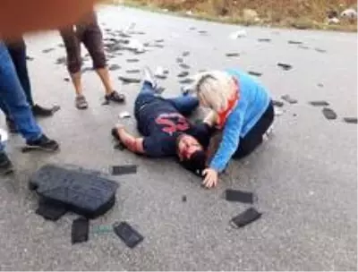 Otomobil iş makinesi ile çarpıştı Otomobil iş makinesi ile çarpıştı