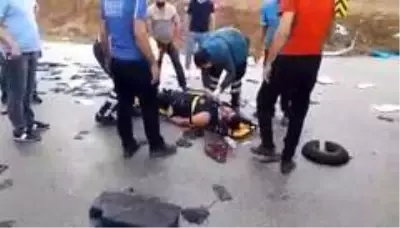 Otomobil iş makinesi ile çarpıştı Otomobil iş makinesi ile çarpıştı