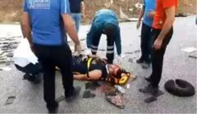 Otomobil iş makinesi ile çarpıştı Otomobil iş makinesi ile çarpıştı