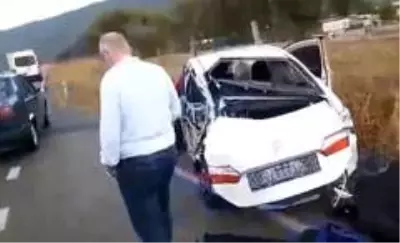 Otomobil iş makinesi ile çarpıştı Otomobil iş makinesi ile çarpıştı