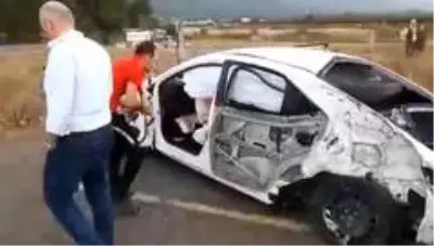 Otomobil iş makinesi ile çarpıştı Otomobil iş makinesi ile çarpıştı