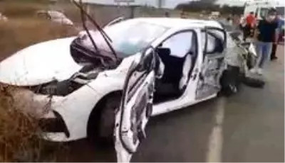 Otomobil iş makinesi ile çarpıştı Otomobil iş makinesi ile çarpıştı