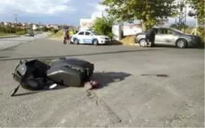Otomobil motosiklete çarptı: 1 Yaralı Otomobil motosiklete çarptı: 1 Yaralı